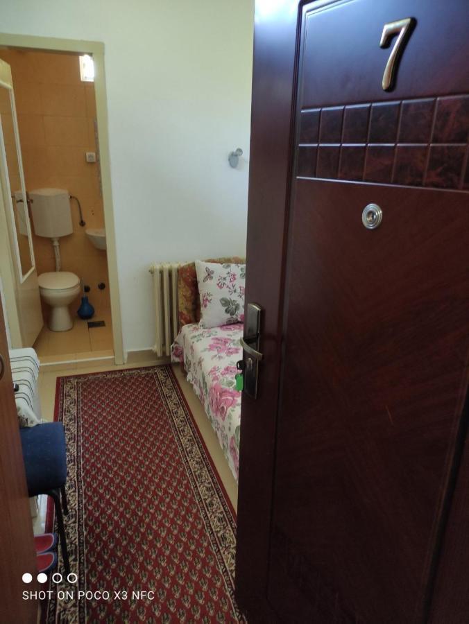 Sobe Sa Sopstvenim Kupatilom Private Rooms Bathroom In Center 노비사드 외부 사진
