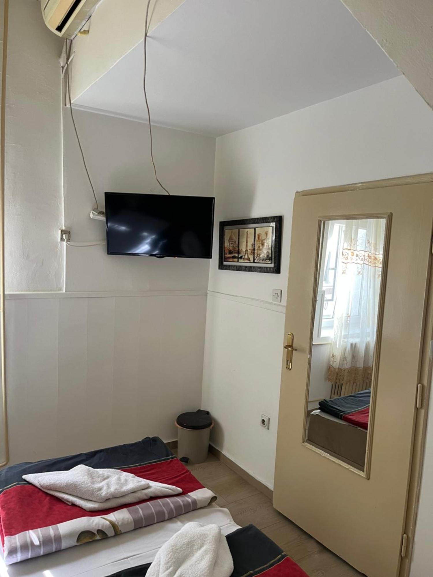 Sobe Sa Sopstvenim Kupatilom Private Rooms Bathroom In Center 노비사드 외부 사진