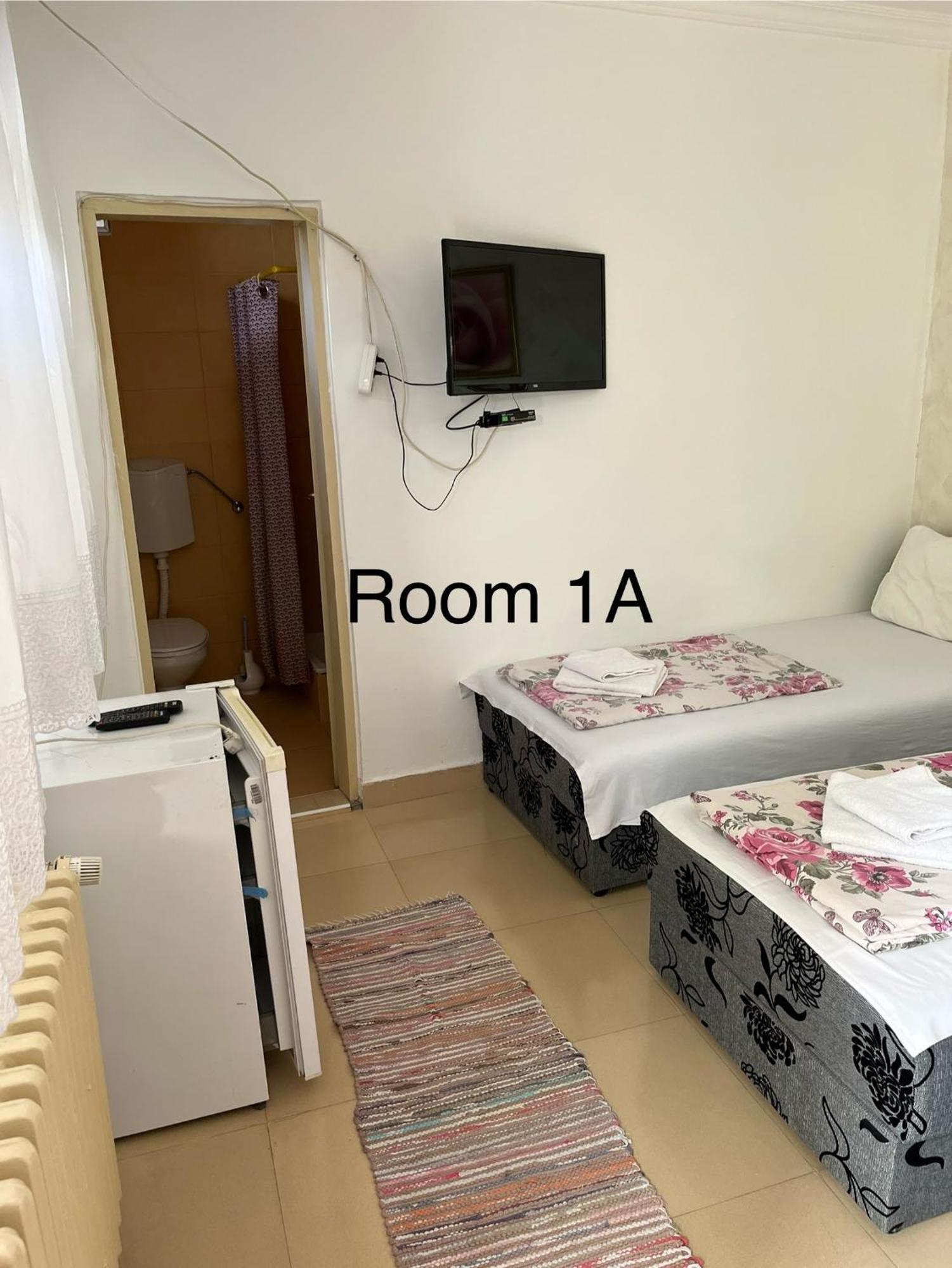Sobe Sa Sopstvenim Kupatilom Private Rooms Bathroom In Center 노비사드 외부 사진