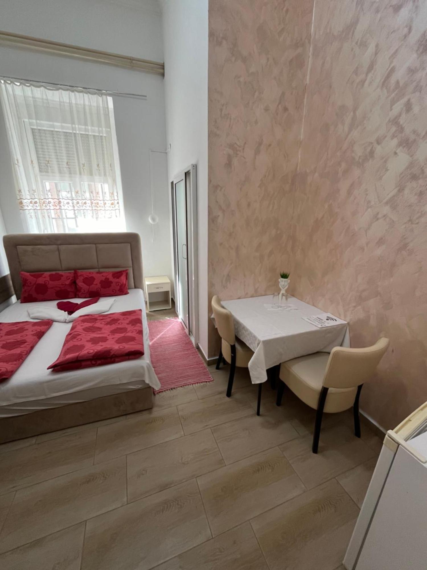 Sobe Sa Sopstvenim Kupatilom Private Rooms Bathroom In Center 노비사드 외부 사진